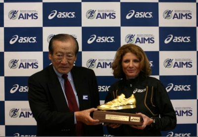 Hiroaki Chosa presents the AIMS/ASICS World Athlete of the Year Award to Constantina Dita at a ceremony held in Tokyo