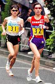 Reiko Tosa (r) runs away from Naoko Takahashi (l) in Tokyo (Kazutaka Eguchi/Agence SHOT)