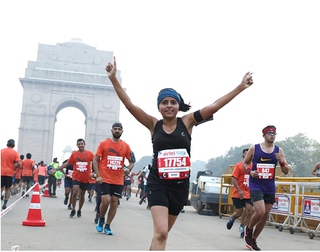 Runner in the front of india gate %281%29