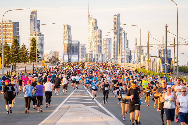 Thousands of runners on sundale bridge